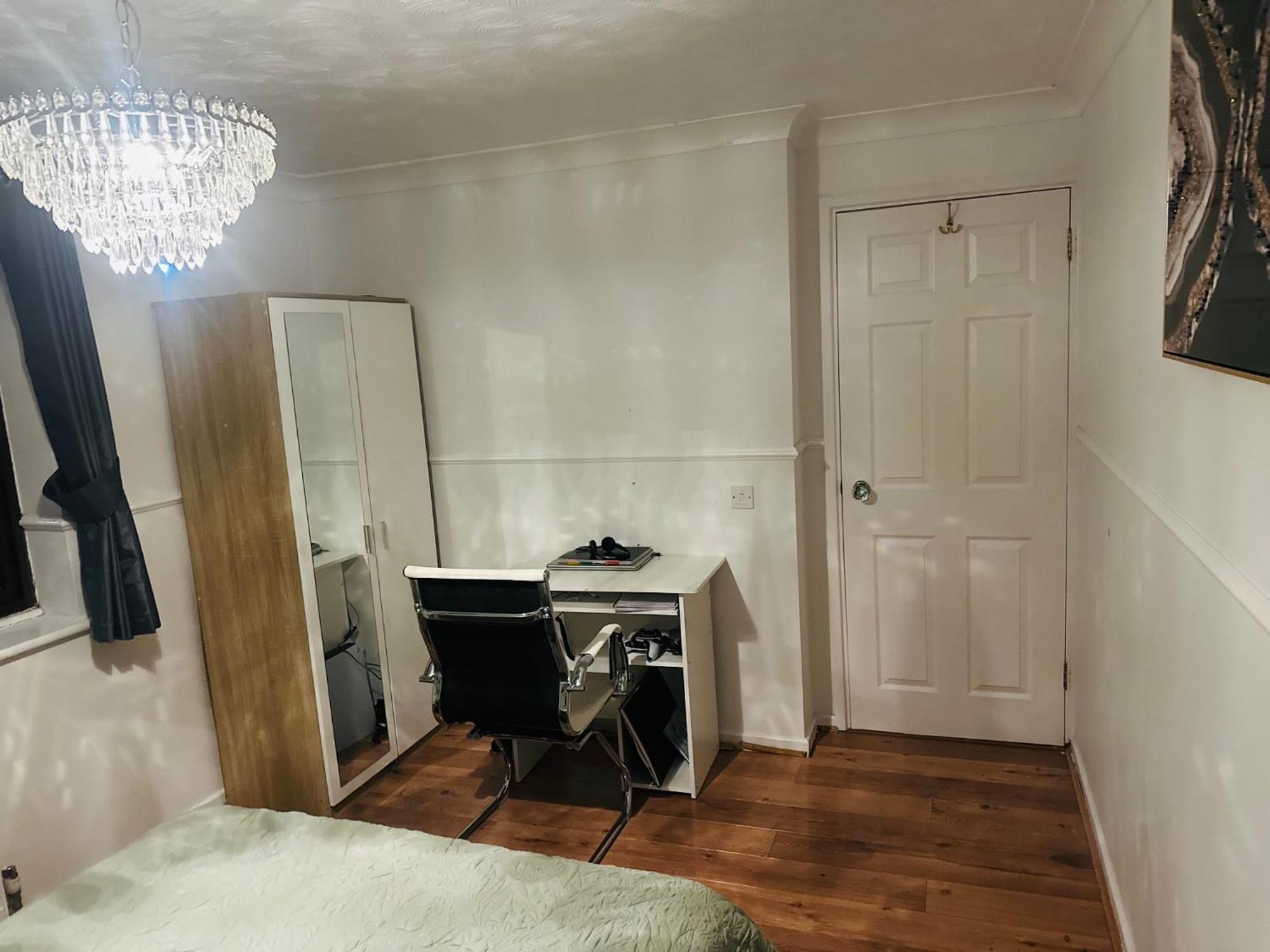 Home Away From Home Swindon Buitenkant foto