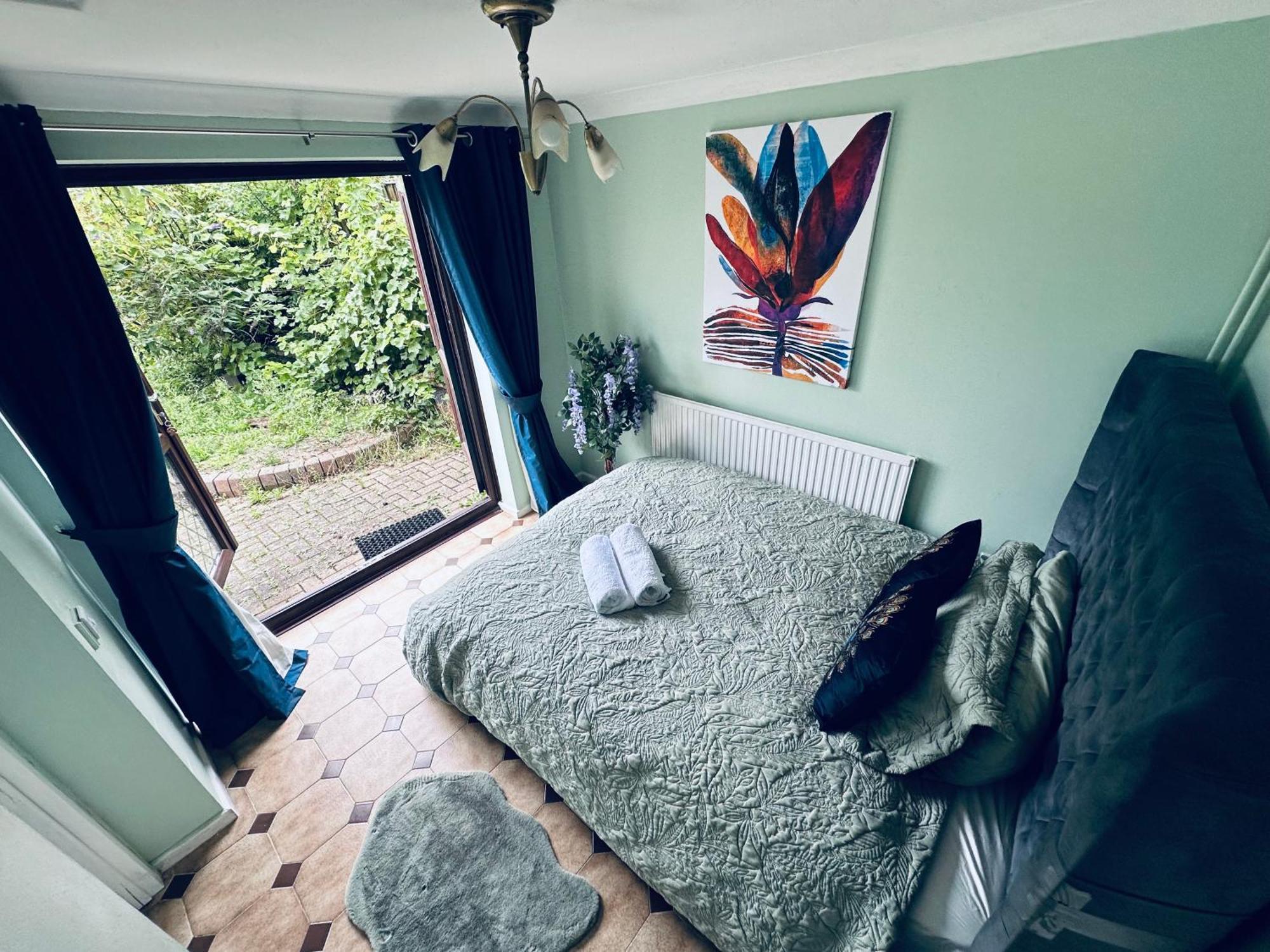 Home Away From Home Swindon Buitenkant foto